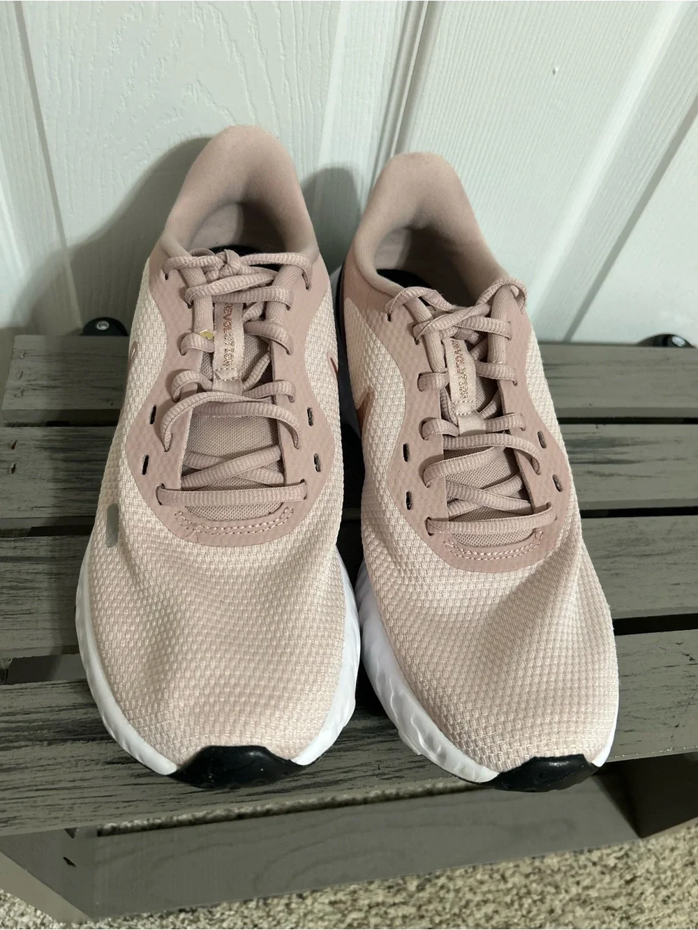 Nike Women’s Revolution 5 in Barely Rose & Metallic Swoosh Sz 10 EUC